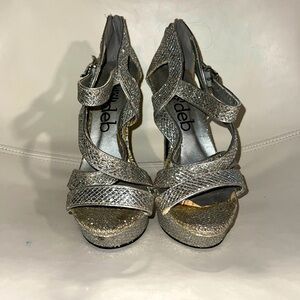Sparkling silver size 8 heels
